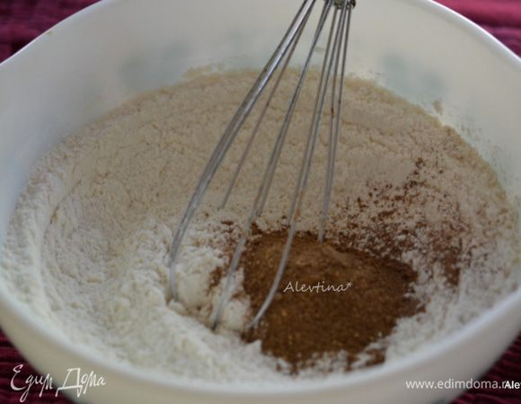 Смешать сухие ингредиенты — мука, разрыхлитель, сода и соль, сахар и готовую специю для штолленов.  Если вам слишком пряно уже по запаху, сократите до 1 ст. л. специй для штолленов. Для меня, например в будущем, смесь специй нужно сократить и добавить сахар 1/2 стакана.