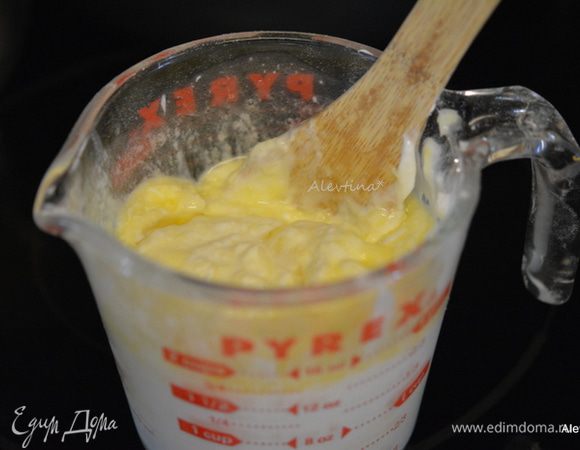 Отдельно смешать йогурт натуральный или кефир, яйцо и растопленное масло.