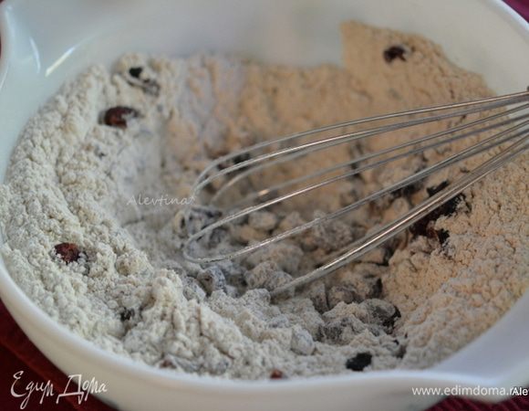 В сухую смесь добавить измельченные сушенные фрукты 1 стакан как финики, изюм, ананасы, ягоды сушеные, цедру засахаренную.