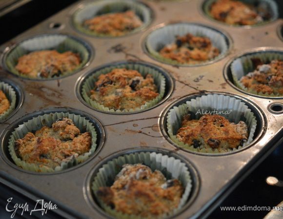 Разложить тесто по формочкам на 2/3 часть. Поставить в горячую духовку на 20 минут. Достать из духовки, дать постоять 5 минут. Смазать маффины растопленным сахаром и посыпать сахарной пудрой.