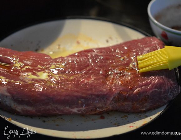 Кусок пашины должен быть комнатной температуры. Смазать оливковым маслом 2 ст.л. с обеих сторон.