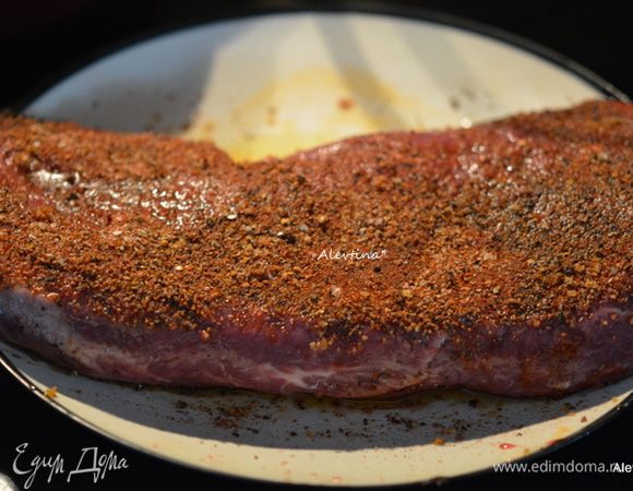 Обвалять в смеси специй с обеих сторон, прижимая пальчиками.