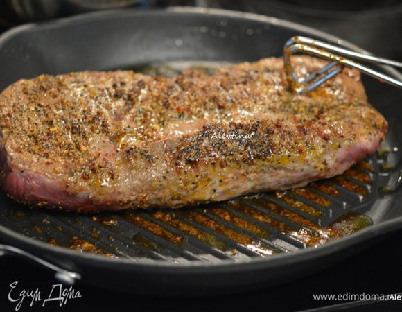 Готовим на плите на сковороде для гриля, предварительно ее смазать маслом и прогреть. Жарить по 5 минут каждую сторону. Для рисунка повернем дважды, так чтобы рисунок от решетки лег квадратом. Готовый стейк прикрыть фольгой и дать постоять 10 мин.