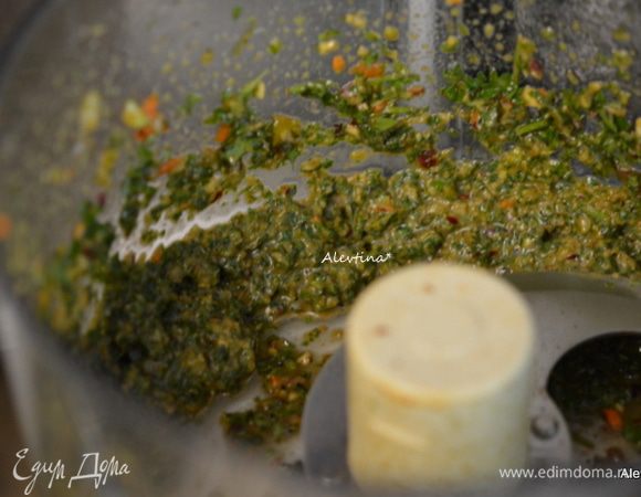 Приготовим чимичурри соус. Все сложить в кухонный комбайн для соуса. Порубить мелко. Насадка нож.