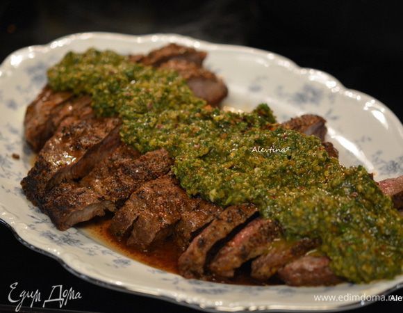 Говядину порезать тонко на порции. Полить готовым соусом. Подаем к столу. Приятного аппетита.