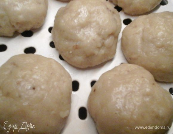 Снимаем с огня, добавляем муку, тщательно перемешиваем. Добавляем в тесто измельченные грецкие орехи и еще раз перемешиваем. Влажными руками формируем из теста 6-7 шариков и выкладываем их в приспособление для варки на пару.