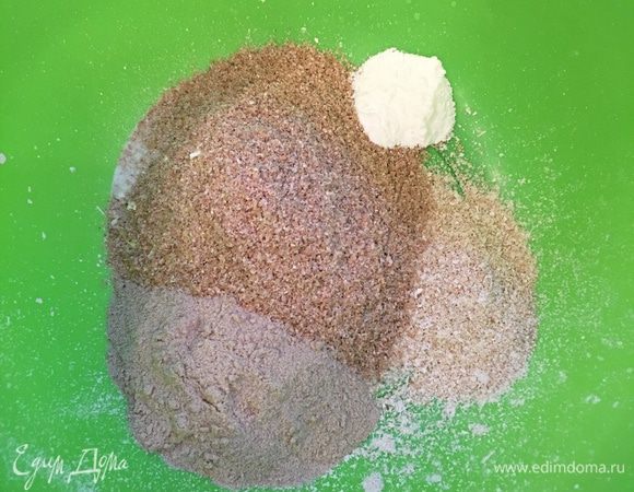 Перемалываем отруби (можно и не молоть, тогда нужно будет дать отрубям полежать в яичной смеси минут 10, чтобы набухли) и добавляем к ним остальные сухие ингредиенты.