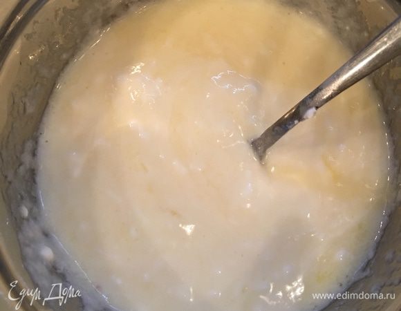 В отдельной посуде взбиваем вилкой яйца и добавляем к ним кефир.