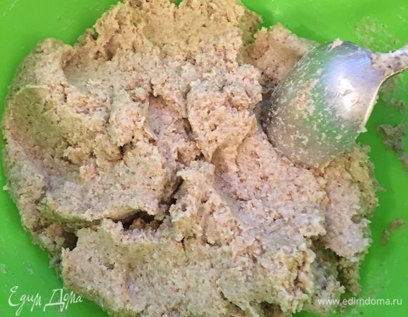 Соединяем обе смеси и тщательно перемешиваем до получения густой однородной массы и оставляем на 15 минут, чтобы псиллиум набух.