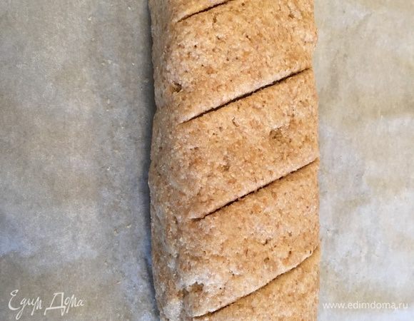 Застилаем противень пергаментной бумагой или берем силиконовый коврик для выпечки, смачиваем руки водой и формируем из теста батон. Сверху делаем несколько надрезов и перекладываем в разогретую до 180°С духовку на 40 минут, затем уменьшаем температуру до 165-170°С и выпекаем еще минут 20 до «сухой палочки».