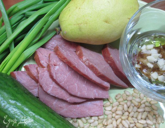 Подготовим все ингредиенты. Крупно нарежем говядину, грушу (она должна быть не очень твердых сортов), огурец.
Измельчаем зеленый лук, смешиваем его с горчицей, соевым соусом и оливковым маслом.
Дополнительно измельчаем несколько кусочков говядины, груши, огурца и соединяем с соусом — делаем небольшую часть салата в традиционном виде. Даем настояться 30 минут в холодильнике.