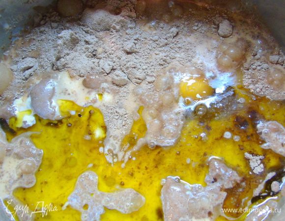 Добавляем все остальные ингредиенты и вот тут нужно хорошенько все перемешиваем  воспользовавшись миксером, должна выйти однородная, гладкая и глянцевая масса.