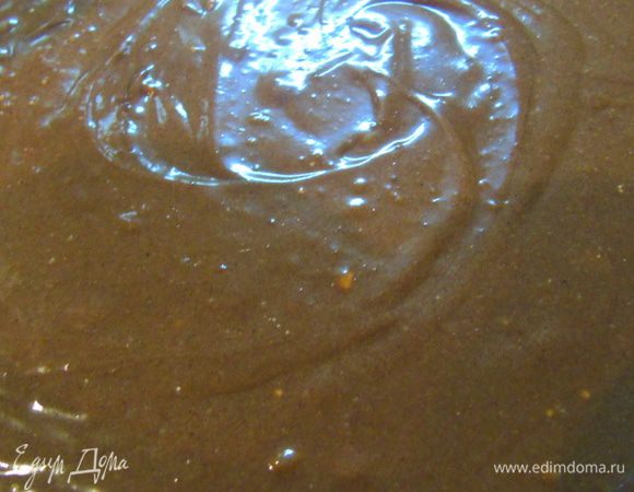 Выливаем в форму (диаметр 20-22 см) железную форму смазываем маслом, а дно застилаем пергаментом. Форма должна должна быть заполнена на половину, не выше, так как в процессе выпечки торт увеличивается вдвое.