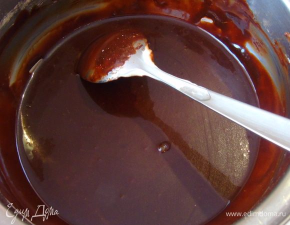 Утром приготовьте ганаш, шоколад поломайте и залив сливками нагрейте, мешайте пока шоколад не растает, затем добавьте масло и еще раз перемешайте. 