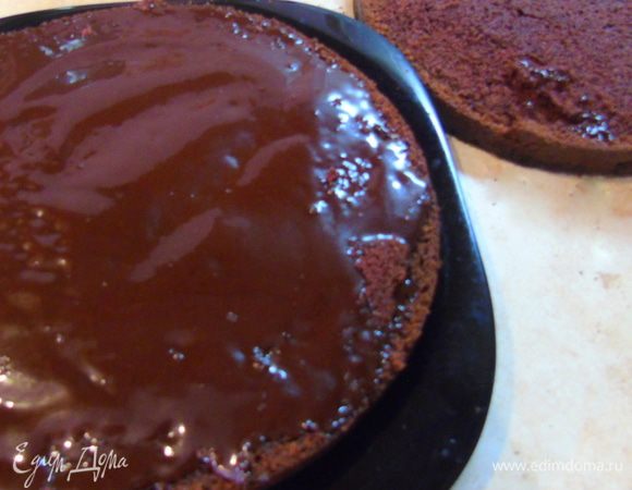 Я еще сделала прослойку из ганаша в середине разрезав торт на два коржа, у меня одни шокоголики :)