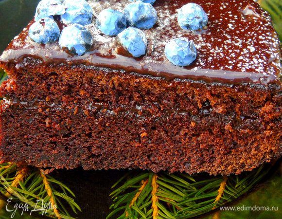 Можно украсить по желанию, я выложила ягоды терновника и присыпала сахарной пудрой. Как ганаш застынет, а это минут 5, можно резать и подавать. Уж очень вкусно...