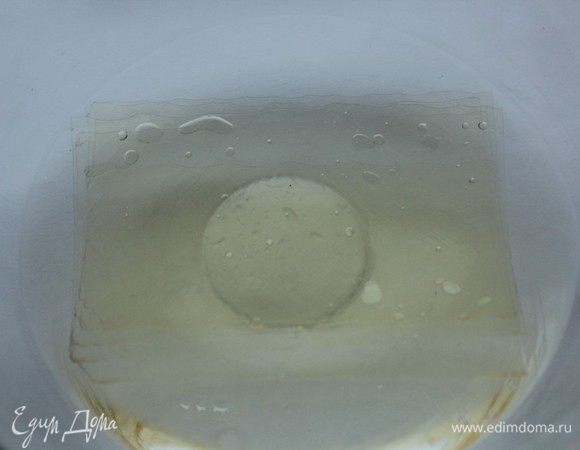 Желатин замочить в холодной воде. Если у вас листовой желатин, замочить его в воде на 3-4 минуты до размягчения. Если желатин порошковый, то замачиваем его в 50 мл холодной воды.