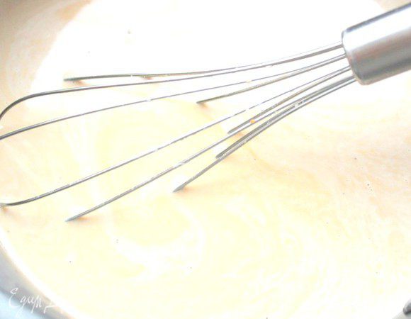 Сливки, молоко и сахар смешать в сотейнике с толстым дном. Стручок ванили разрезать вдоль, тупой стороной ножа счистить семена и поместить их в молочную смесь вместе с половинками стручка. Поставить на плиту и прогреть на среднем огне, постоянно помешивая. Не кипятить и не взбивать! Остудить до 70-80 градусов и процедить через ситечко. Ввести желатин. Для этого вынуть его из стакана и слегка отжать. Если был желатин порошковый — то влить всю массу. Хорошо перемешать до полного его растворения.