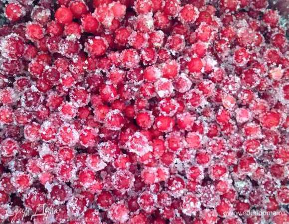 Соус: клюкву (можно замороженную) засыпать в сотейник, засыпать сахаром и перемешать. На слабом огне довести до кипения. Если выделится мало сока, то можно добавить немного воды. Протереть через сито, чтобы избавиться от кожицы. Охладить. Соус готов.