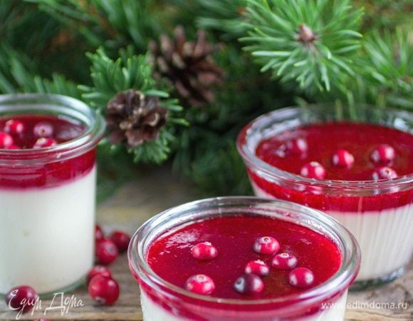 Разлить смесь по формам. Можно использовать силиконовые, либо залить панна котту в стаканы, креманки или простые чашки. Я люблю разливать по небольшим баночкам разного размера и формы. Дать массе слегка остыть и убрать в холодильник. Для полного застывания желатина нужно часов 5. Готовую панна котту полить клюквенным соусом, украсить ягодами и подавать.