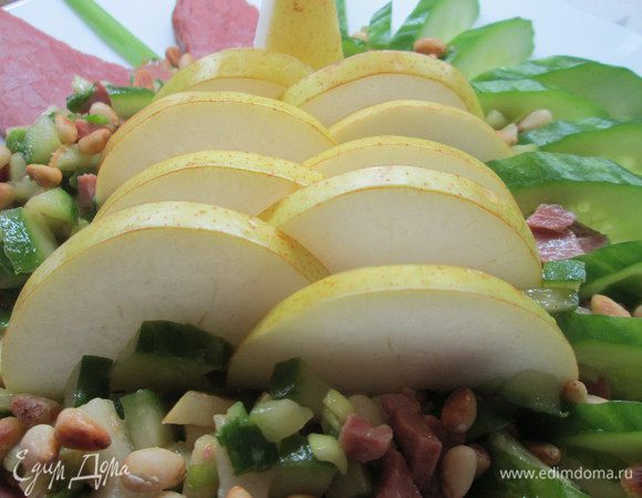 Перед подачей выкладываем на блюдо кусочки говядины, груши, огурца. Водворяем на блюдо салат из измельченных ингредиентов, заправленных соусом.