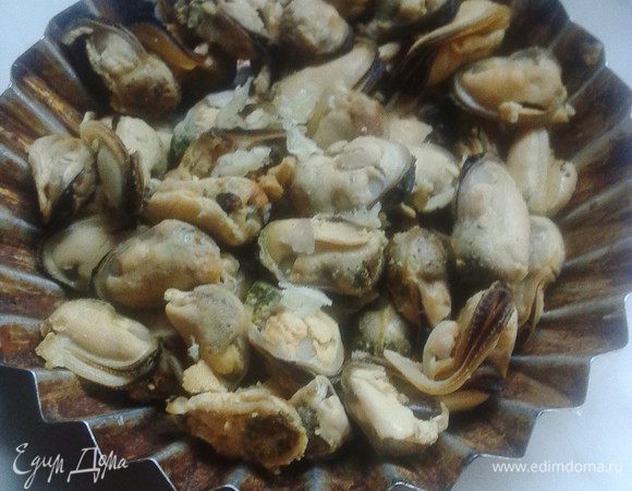 Размороженные мидии (у меня 500 г) хорошенько промываем водой и, погрузив их вместе с душистым перцем в подсоленный кипяток, провариваем 3 минуты. Воду затем слить, горошины перца убрать.