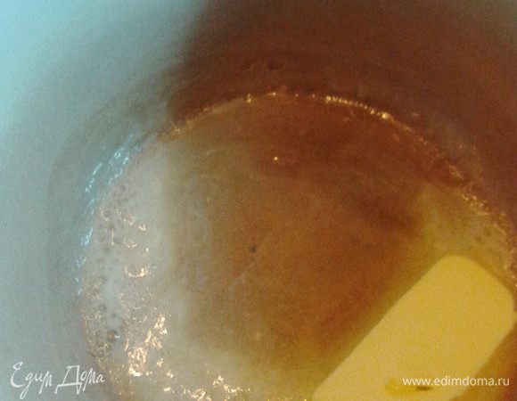 Включаем духовку на 200°С. Займемся соусом "Морнэ". По сути это бешамель с сыром и желтком. Итак, в сотейнике нагреем 50 г масла.