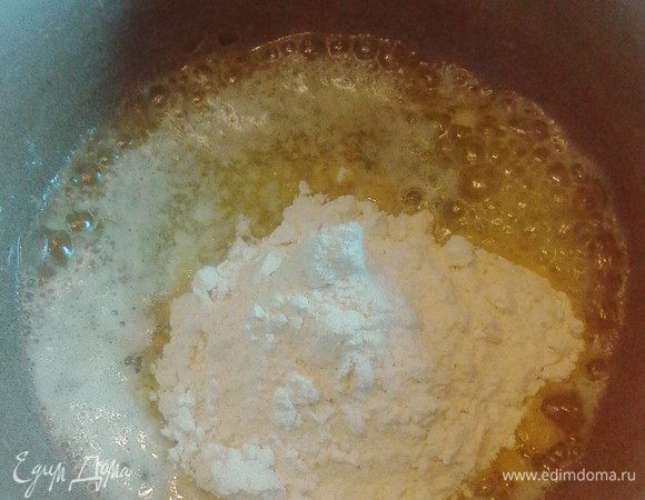 К нему добавим муку.