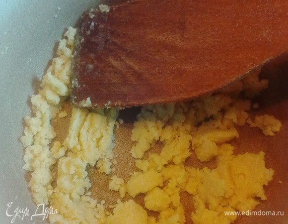 Перемешаем до однородности лопаткой или венчиком и будем золотить эту смесь пару минут до появления орехового аромата и цвета.