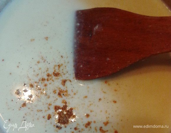 Сюда вливаем молоко и всё время помешиваем, чтобы не подгорело. Добавим соль и мускат, смешаем. Образуется однородный соус бешамель.