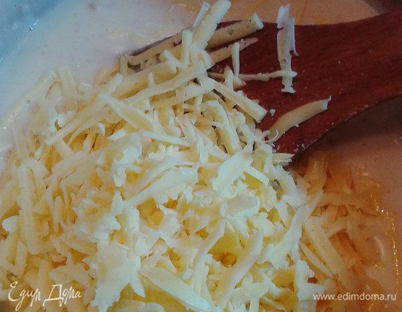 Сыр (у меня гауды не оказалось, заменила голландским) натереть на терке и добавить в бешамель, вымешивать до однородности .