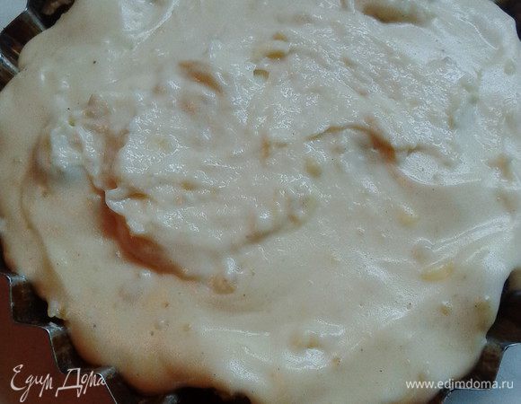 Чеснок пропустить через пресс, добавить его поверх мидий. Сверху поливаем готовым соусом. Запекаем при 200°С — 15 минут.