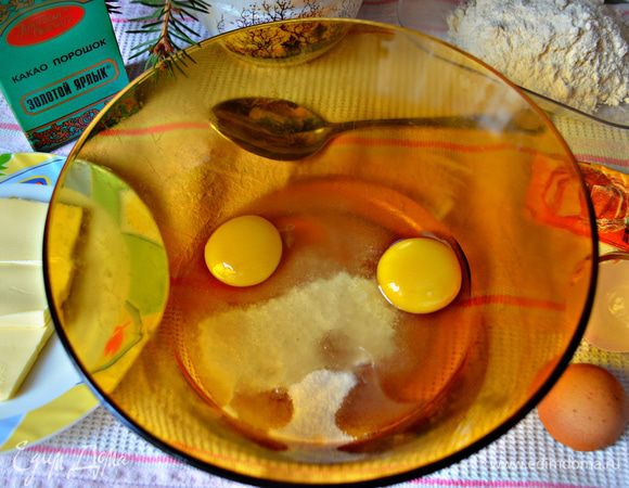 Для теста масло нагреть до комнатной температуры. Яйца взбить с сахаром, соединить с маслом.