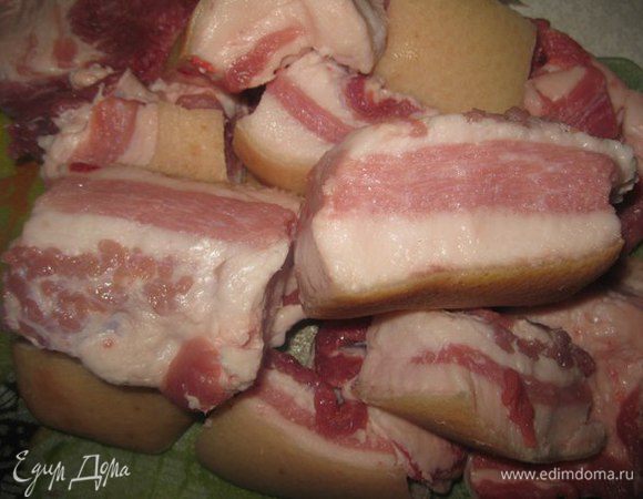 Сало моем, сушим и нарезаем прямоугольными кусочками.