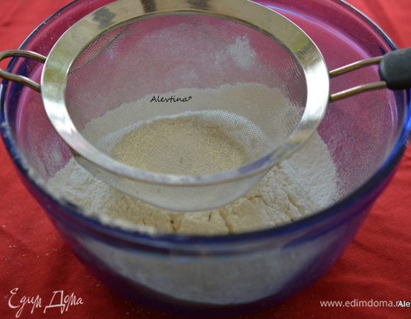 Муку просеять, затем добавить сахар.