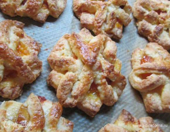 Готовое печенье остужаем.