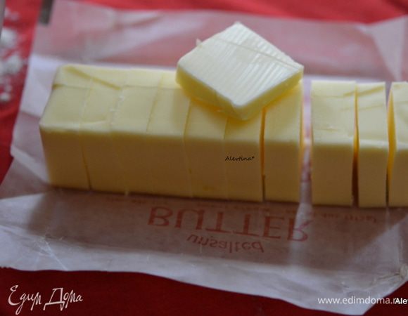 Масло сливочное холодное порезать на кусочки.