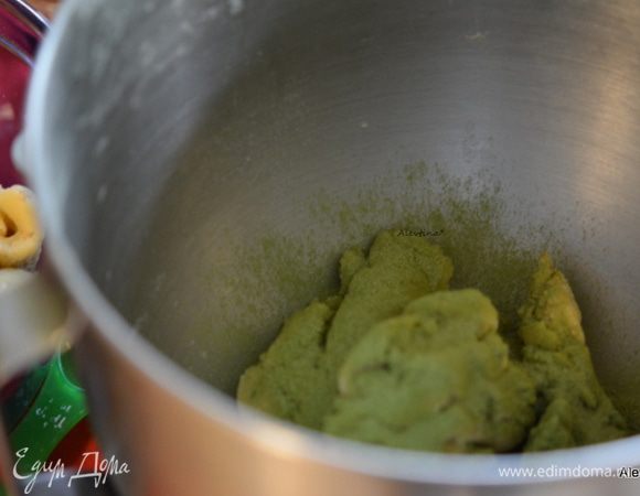 Разделить тесто на 2 части. В одну часть добавить чай матча порошок и смешать.