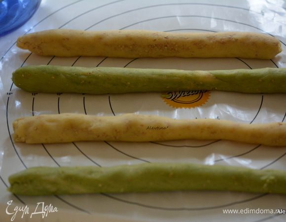 Скатать с каждого куска по 2 полоски.