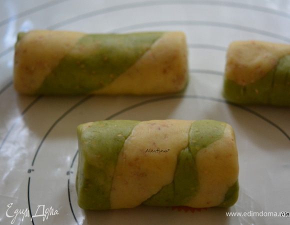 Каждые две полоски скатать вместе в колбаску.