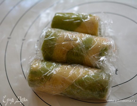 Завернуть в пищевую пленку и в холодильник на 15-20 минут.