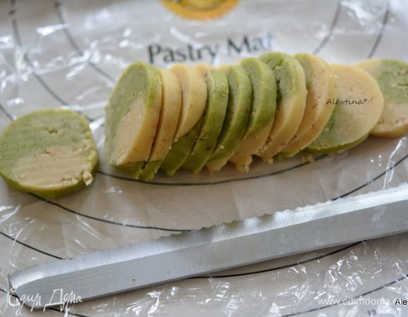 Разогреть духовку на 190°С.
Каждую колбаску порезать на не тонкие печеньки. Выложить на противень с бумагой для выпечки.