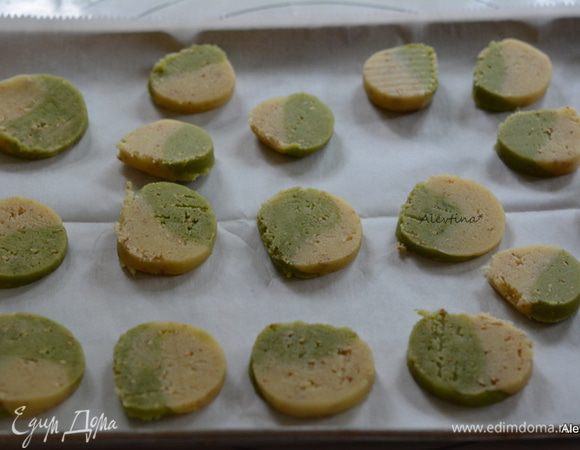 Поставить в разогретую духовку на 15 минут или слегка до румяных краев.