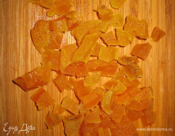 Курагу моем и нарезаем. 
Изюм хорошо моем.