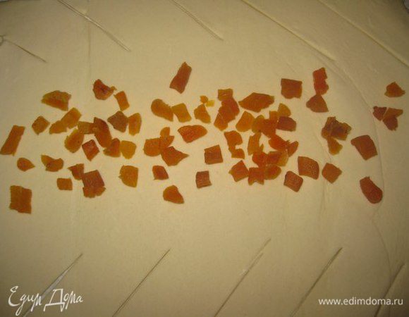 Слоеное тесто разморозить как написано на упаковке. Раскатать немного. Сделать надрезы, как на фото.
Выложить курагу.