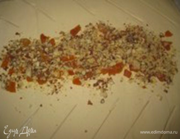 Миндаль измельчить. Выложить на курагу.