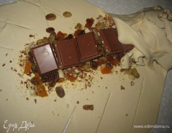 Заплетаем косичку, накладывая хвостики друг на друга с каждой стороны.