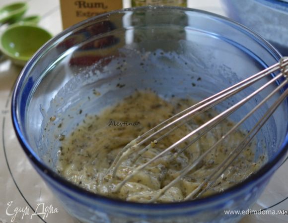 Взбить масло комнатной температуры с сахарной пудрой. Добавить измельченную свежую мяту или сушеную 2 ст.л., сок и цедру лайма, ром.