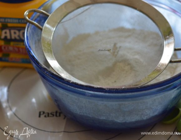 Муку просеять, добавить крахмал, смешать все вместе.