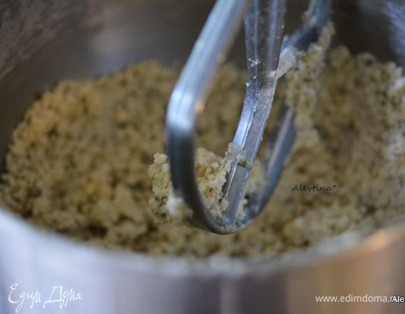 Смешать муку с масляной смесью на медленой скорости.